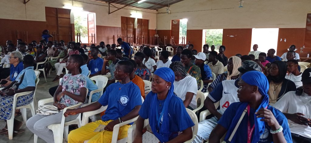 Fuimos a una parroquia de Dapaong a compartir qué significa ser JuSeM